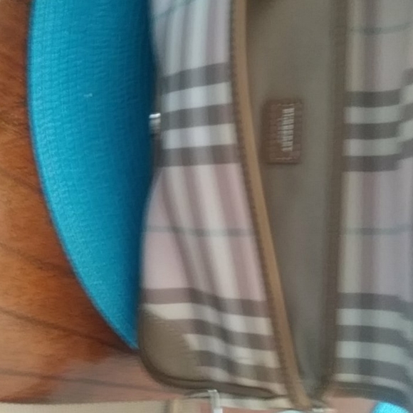 BURBERRY CLUTCH - Picture 2 of 3